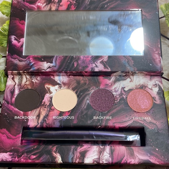Random eyeshadow pallets - Picture 8 of 12